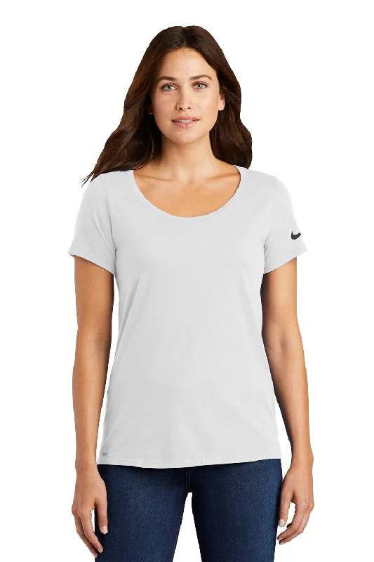 Nike Womens Dri-Fit Moisture Wicking Short Sleeve Scoop Neck T-Shirt - White