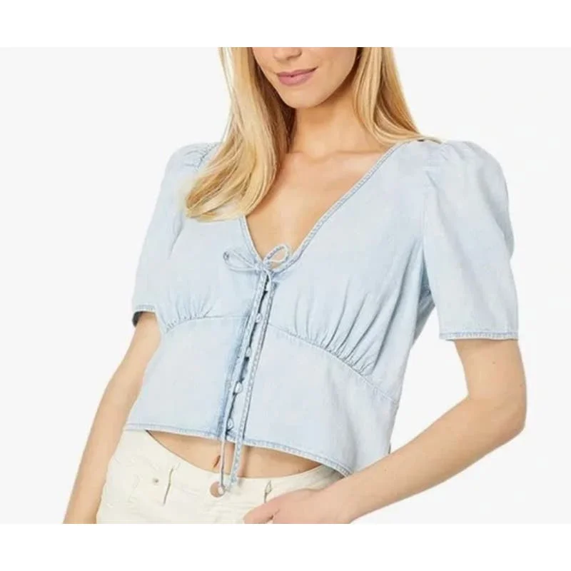 Levi's Women's Light Chambray Short Sleeve Cropped Button Up Blouse